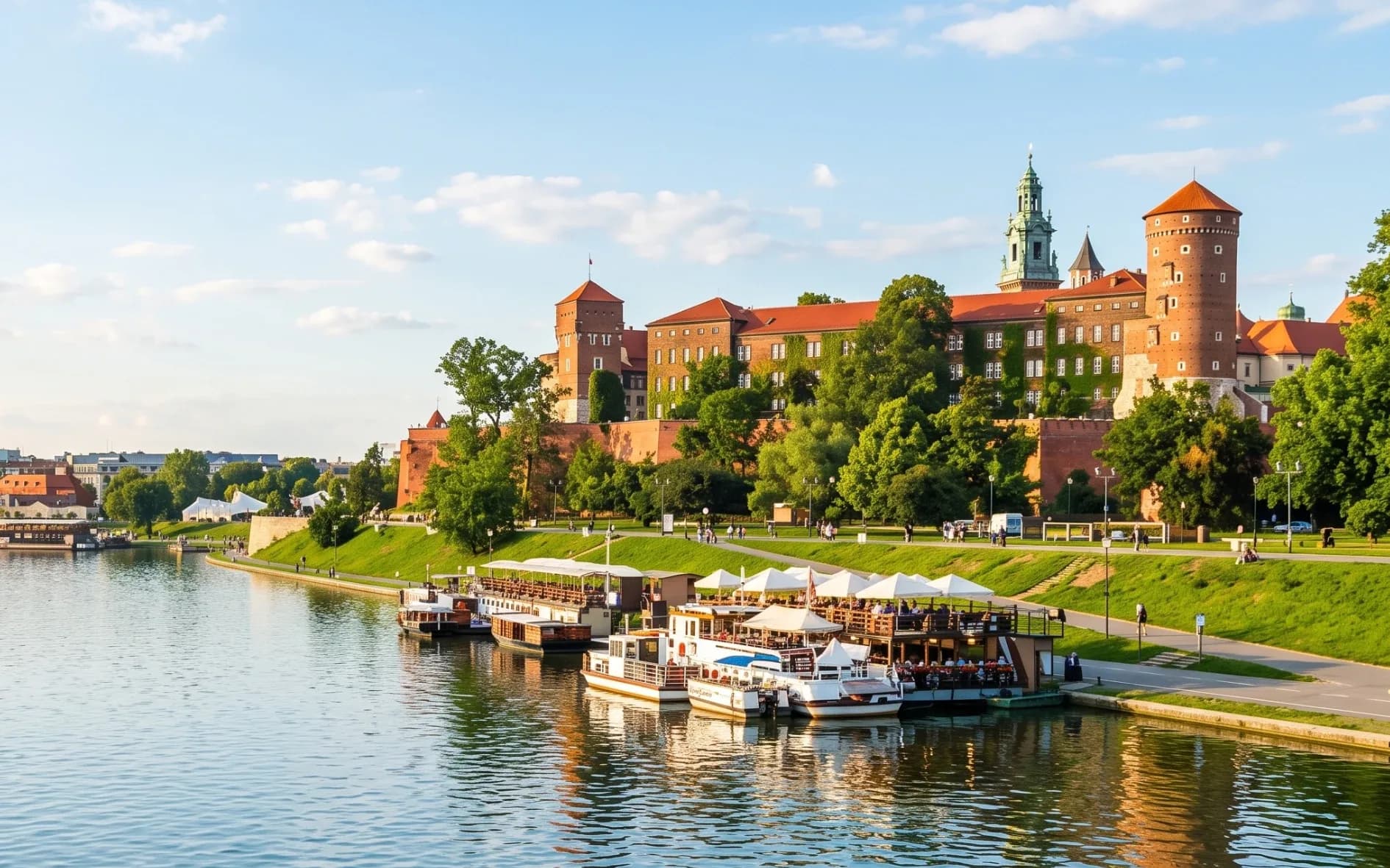 Panorama Krakowa z widokiem na Zamek Królewski na Wawelu i Wisłę
